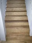 Sablage d'escalier de couleur bois fruitier.